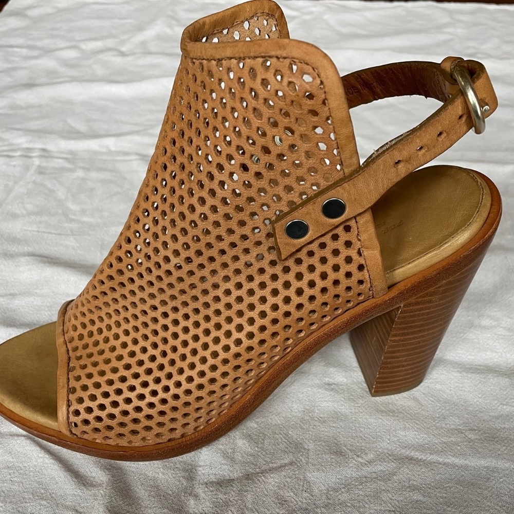 Rag & Bone Tan Leather Slingback Sandals with 4" Heel. Size 40